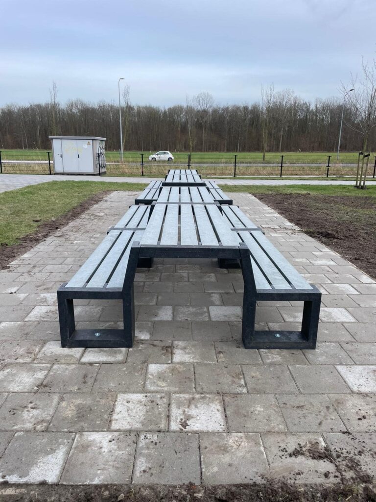 Parkmeubilair in kustgebieden 1 Massief kunststof picknicksets in openbare ruimte van het merk Govaplast
