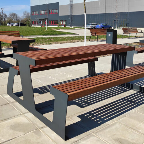 Elegante en duurzaam, picknicktafel model Vega. In een standaard 2 meter uitvoering leverbaar en als rolstoelvriendelijke picknicktafel met een lengte van maar liefst 3 meter.