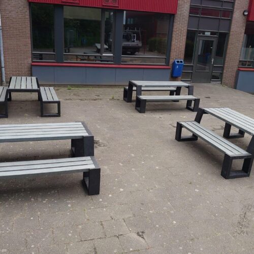 KUnststof Picknicktafel Matrix 39 Massief kunststof picknicksets model Matrix van merk Govaplast in Hoorn bij het Tabor College Oscar Romero. Geleverd door SKWshop