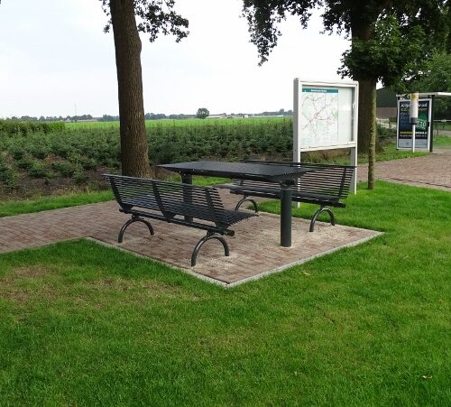 Picknickset model Rest 15 Picknicktafel en parkbanken model Rest. Italiaans design straatmeubilair. Zwart gecoat, ook in diverse andere ral kleuren leverbaar.