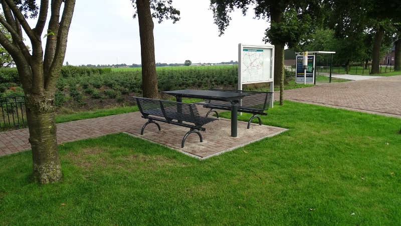 Picknickset model Rest 6 Picknicktafel en parkbanken model Rest. Italiaans design straatmeubilair. Zwart gecoat, ook in diverse andere ral kleuren leverbaar.