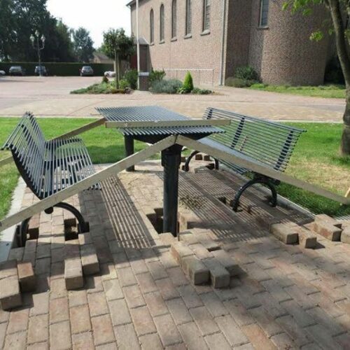 Picknickset model Rest 14 Montage-foto op deze afbeelding ziet u de uitvoering van deze picknicktafel en parkbanken.