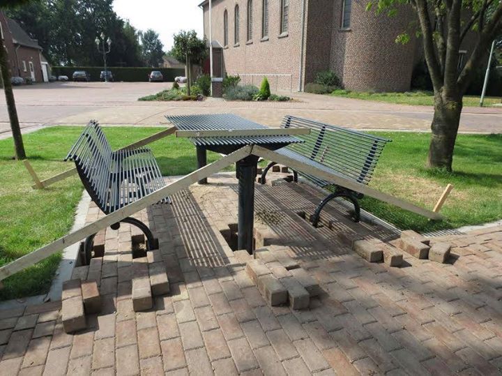 Picknickset model Rest 5 Montage-foto op deze afbeelding ziet u de uitvoering van deze picknicktafel en parkbanken.