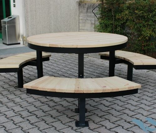 Ronde picknickset met 3 halfronde zitbanken.