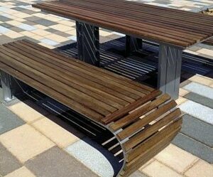 Picknicktafel Contour 17 Picknickset Contour in de kersen afwerking. Voor het frame van de picknicktafel en banken is gekozen voor antraciet ral 76016