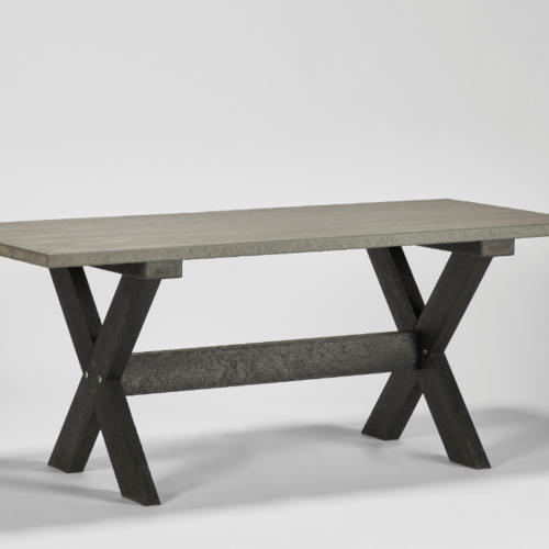 Kunststof picknickset model Cross 23 De losse picknicktafel uit deze fraaie lijn parkmeubilair. Lengte 180cm, afgebeeld in zwart-grijs.