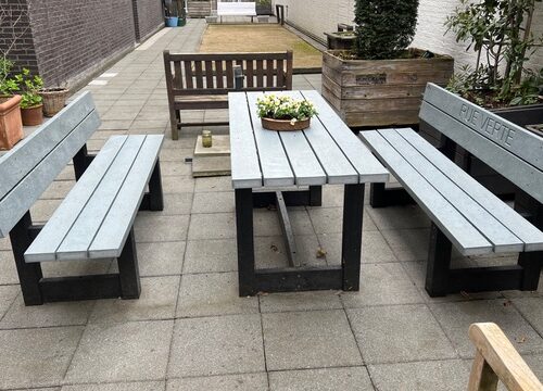 Kunststof Picknicktafel London 40 De groene uitvoering van deze duurzame picknicktafel en banken met rugleuning. De stijlvolle en robuuste picknicktafel Londen is ontworpen voor jarenlang gebruik en past dankzij het tijdloze design in iedere buitenomgeving.