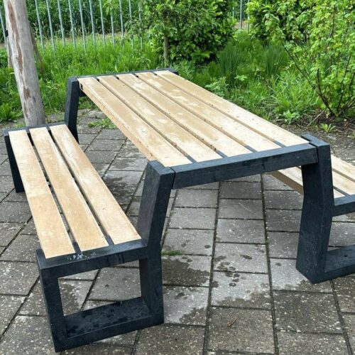 KUnststof Picknicktafel Matrix 45 Picknicktafel Matrix, door het gewicht zeer goed vrijstaand te plaatsen.