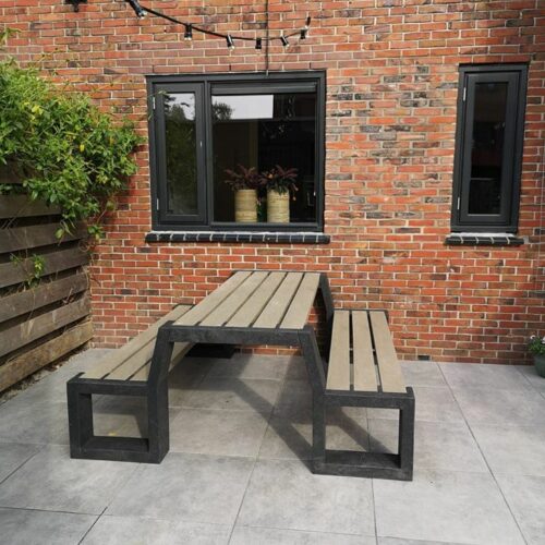 KUnststof Picknicktafel Matrix 38 Deze staat in een particuliere tuin, ook daar komt deze picknickset uitstekend tot zijn recht. De ultieme duurzaamheid en mooi om te zien. Picknicktafel Matrix.