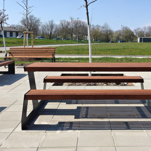 Picknickset Vega 7 Deze picknicksets zijn eenvoudig op het maaiveld te bevestigen door de voorgeboorde gaten in de voeten: M10. Absoluut een aanwinst voor uw buitenruimte.