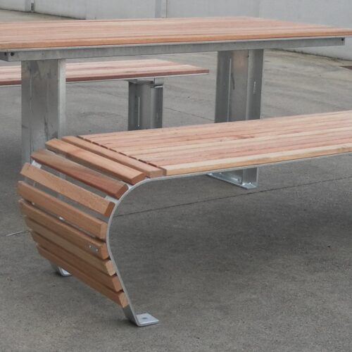 Design picknickset met hout en staal op bedrijfsterrein