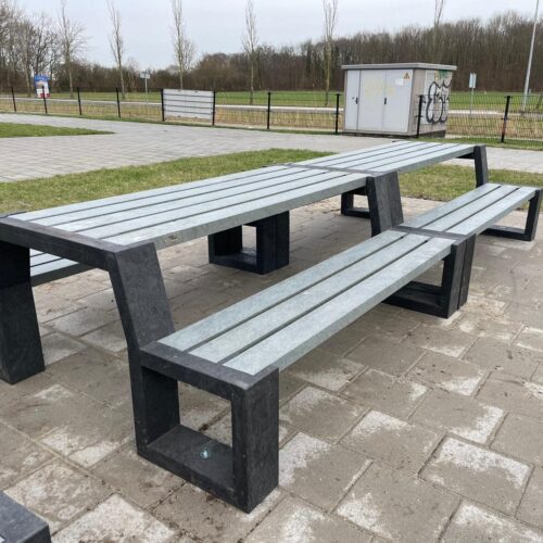 KUnststof Picknicktafel Matrix 43 Picknicksets waar u jarenlang onbezorgd plezier van heeft. Deze picknicksets kunt iu vinden in Lelystad. Massief kunststof, geen rot, geen onderhoud.
