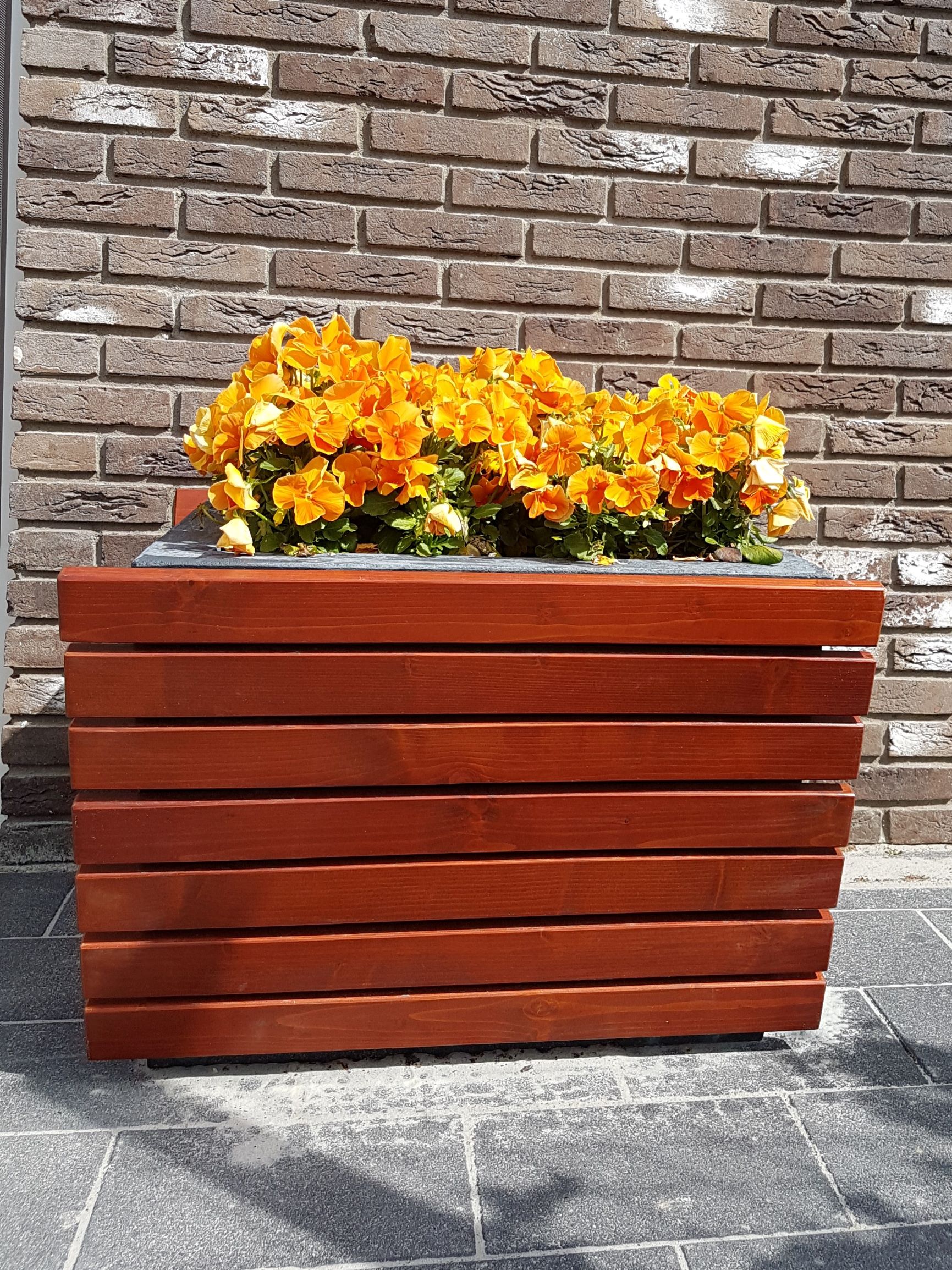 Plantenbak Vera 4 Plantenbak Vera met een hoogte van 50 cm. Geplaatst door Klus & Tuinbedrijf Beekman in Roden.