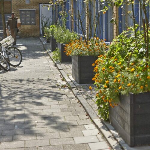 Plantenbak Agora 9 Plantenbakken van regeneraat, grafitti-proof en geen onderhoud.
