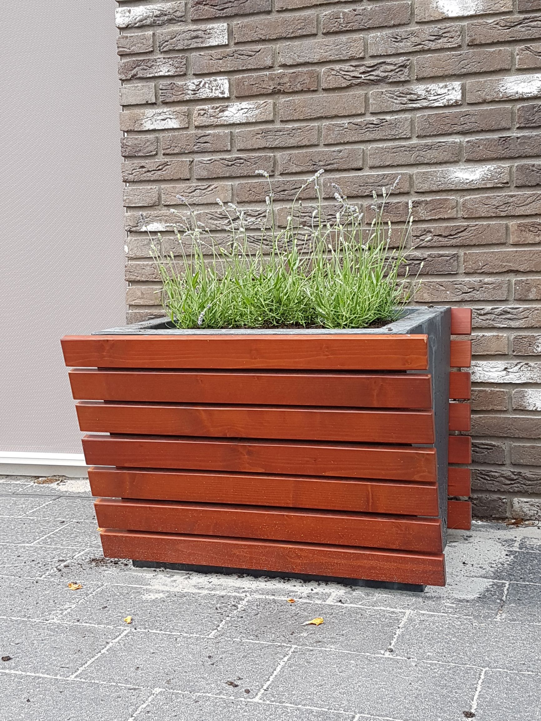 Plantenbak Vera 5 Plantenbak Vera uitgevoerd in antraciet. Foto via Klus & Tuinbedrijf Beekman in Roden.