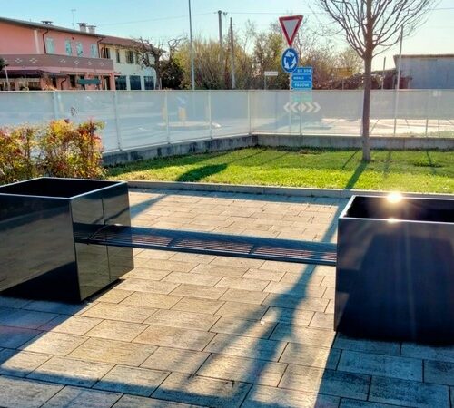 Plantenbak Queen 8 Onze plantenbakken meten 600x600 mm en hebben een hoogte van 750 mm. Ze zijn vervaardigd uit gebogen en gelast lasergesneden stalen plaat, wat zorgt voor een robuuste en moderne uitstraling. De basis is gemaakt van vierkant buisprofiel (sectie 100x100 mm) en is stevig aan de stalen bodem gelast, voorzien zitting.