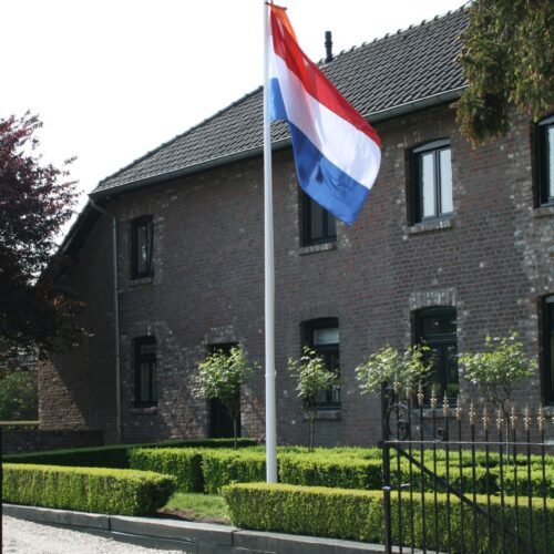 Degelijk, voordelig en duurzaam. Vlaggenmasten van wit polyester.