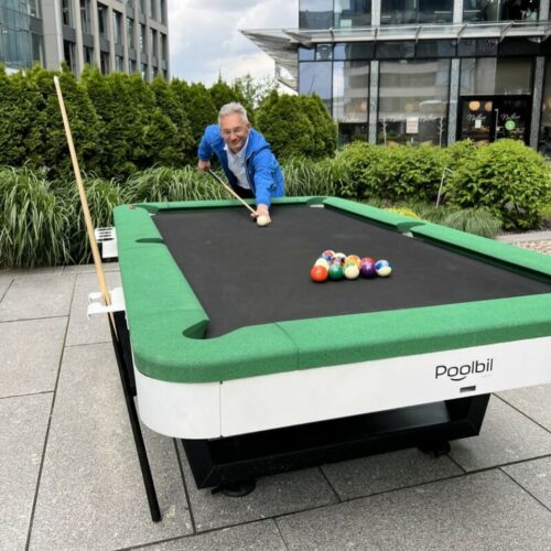 Deze outdoor pooltafel is speciaal ontworpen voor langdurig buitengebruik, met een robuuste constructie die bestand is tegen regen, wind, felle zon, UV-straling en vorst – perfect voor alle seizoenen