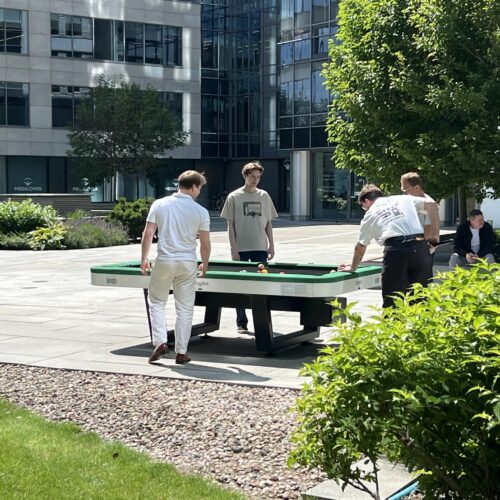 Pooltafel voor buiten model Solid 19 De outdoor pooltafel is voorzien van roestvrijstalen bevestigingen en een professioneel nivelleringssysteem met 4 waterpasvaten en 4 stelknoppen, voor perfect horizontaal speloppervlak in elke omgeving