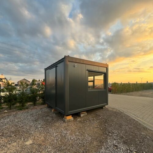 Portiercontainer - portiershuisje 12 Portiercontainer 3x3m Achterzijde. Onze compacte en efficiënte portiersloges bieden een functionele werkplek voor bewakingsmedewerkers en zorgen ervoor dat de toegang tot uw terrein professioneel en gecontroleerd wordt beheerd.