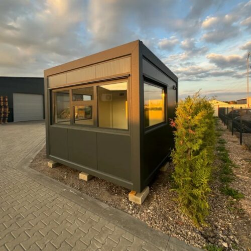 Portiercontainer - portiershuisje 14 Onze snel te plaatsen portiersloges zijn ideaal voor zowel tijdelijke als langdurige beveiligingsposten en kunnen eenvoudig worden verplaatst en geïnstalleerd op verschillende locaties dankzij de geïntegreerde hijsogen.