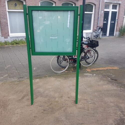 Informatieborden Top-Line 46 Publicatiebord uit de Topline, groen gecoat en geplaats met de inbetonneerbare staanders 80 x 40mm. Ook groen gecoat