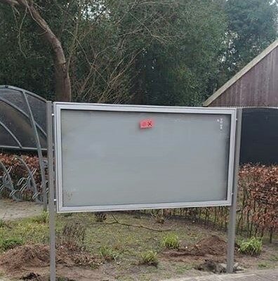 Informatieborden Top-Line 48 Op deze afbeelding zie u hoe eenvoudig deze informatieborden voor de buitenruimte te plaatsen zijn. Afgebeeld een informatiebord met de inbetonneerbare staanders. Beetje snelcement erbij en gereed. Ook leverbaar mer staanders voorzien van voetplaten met voorgeboorde gaten, indien u het publicatiebord op een harde ondergrond wilt bevestigen.