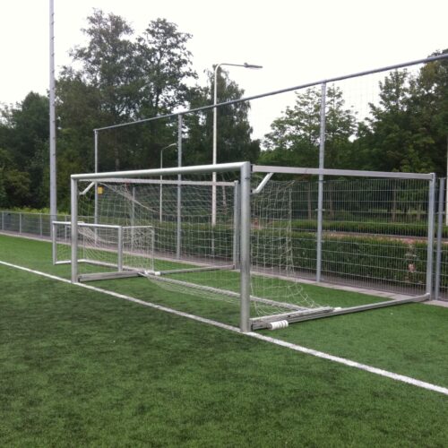 Wegdraaibaar jeugd voetbaldoel: JVD165 15 Jeugd voetbaldoelen model JVD165 Inklapbaar, of ook wel wegdraaibare pupillen voetbaldoelen genoemd. Model JVD165 is kwalitatief het topsegment als het om wegdraaibare jeugd voetbaldoelen gaat.