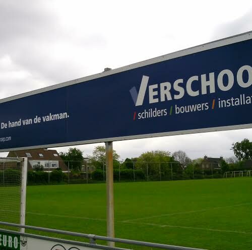 Reclame-ophangsysteem Pro 69 Reclamerails PRO. Ook zeer geschikt voor montage op een stellage