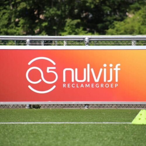 Reclame-ophangsysteem Pro 99 Eenvoudig borden ophangen en wisselen en geen geklapper in de wind.