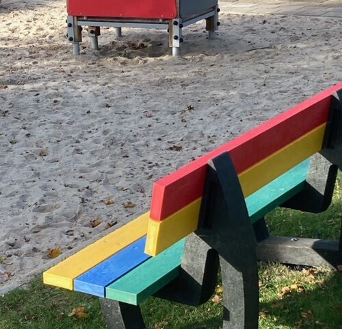Kunststof parkbank Bonn Regenboog 12 Ontdek de voordelen van de Regenboog-parkbank: Kleur, duurzaamheid en gemak in één! DE afgebeelde43 bank staat in de speeltuin in Raalte