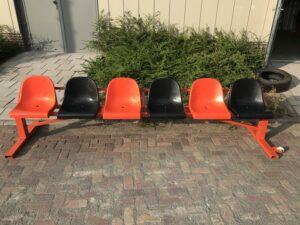 Reservebankjes 3 meter. Hier is gekozen voor een oranje poedercoating en wieltjes als optie. Zodat deze reservebanken eenvoudig verplaatst kunnen worden