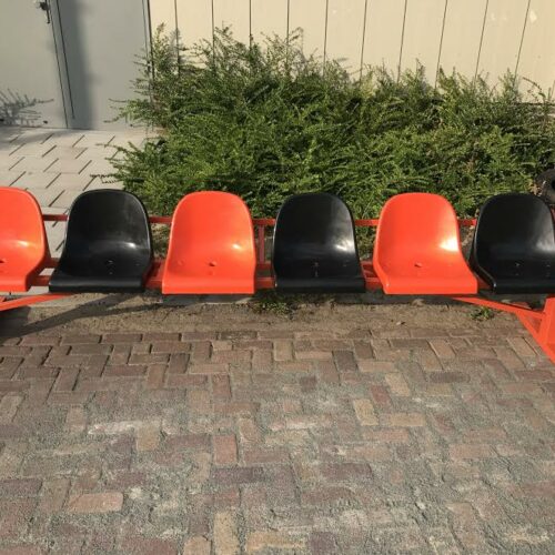 Reservebanken model Manchester 28 Reservebankjes 3 meter. Hier is gekozen voor een oranje poedercoating en wieltjes als optie. Zodat deze reservebanken eenvoudig verplaatst kunnen worden