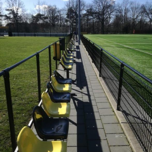 Tribune- dugout zitjes 10 Deze tribunezitjes gebruiken we ook voor onze reservebanken - coachbanken