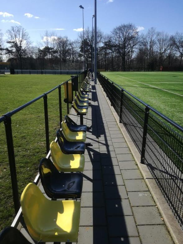 Tribune- dugout zitjes 2 Deze tribunezitjes gebruiken we ook voor onze reservebanken - coachbanken