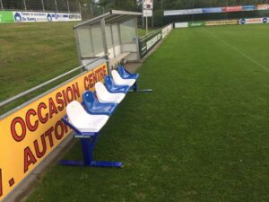 Reservebankjes van SKWshop. Ideaal om naast uw dugouts te plaatsen.