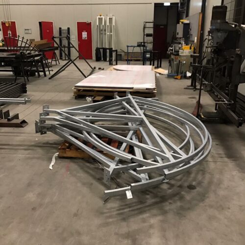 Rookoverkapping - rookabri BF1000 104 De zware verzinkte bogen vormen de basis van deze fraaie multi-functionele overkapping
