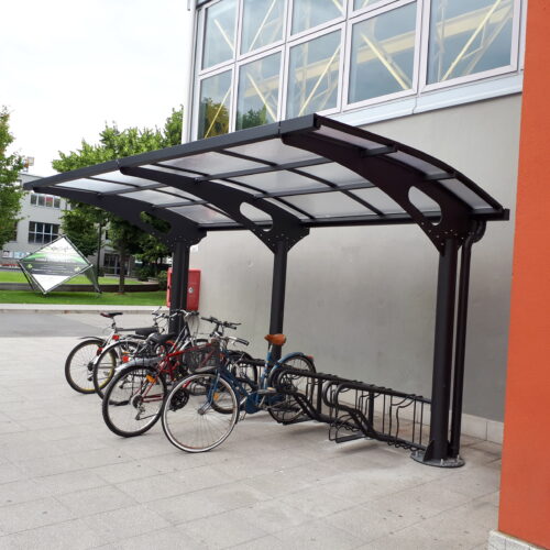 Fietsoverkapping Laura 39 Rijwieloverkapping Laura, enkelzijdige uitvoering. Hier uitgevoerd met geïntegreerd fietsenrek. Elegantie ten top.