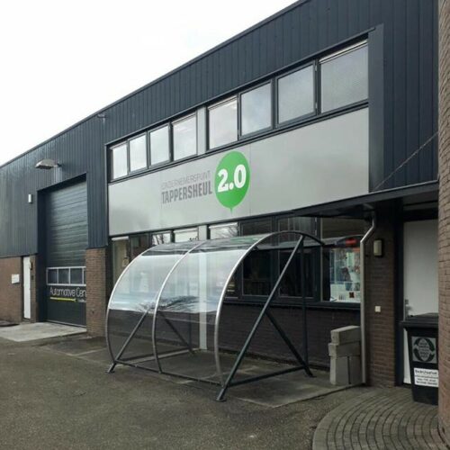 Fietsoverkapping BF1000 – Halfrond & Transparant 142 Fietsoverkapping bij een winkel.