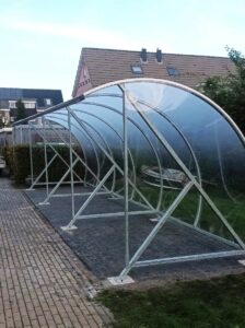 Doorzichtige fietsenoverkapping met metalen frame