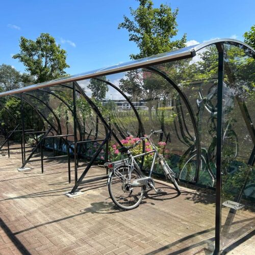 Fietsnietje 48 mm rond 49 Onze aanleunbeugels met tussenbuis, zwart gecoat in onze fietsoverkapping model BF10900 met een lengte van 9 meter.