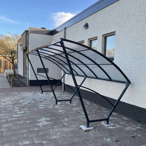 Fietsoverkapping Velo - Compact en Voordelig 26 De elegante gebogen dakconstructie van de Velo fietsoverkapping maakt het een visueel aantrekkelijke toevoeging aan iedere ruimte en geeft uw bezoekers, medewerkers een nette plek om hun fiets te stallen.
