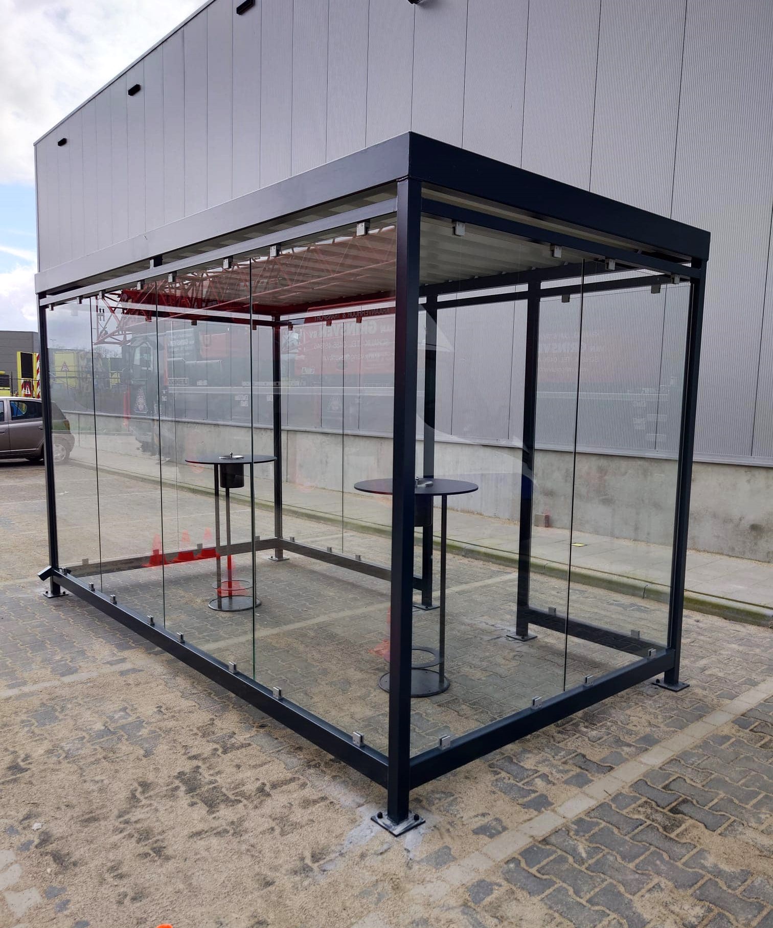 Statafel met model asbak Graphit 11 Ook deze rookabri Keulen 4x2m hebben we voorzien van onze zeer fraaie rook- statafels.