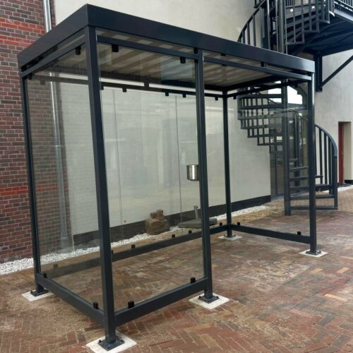 Rookoverkapping Myla 258 Onze rookoverkapping - rokersabri model Myla 4x2m in een frisse blauwe poedercoating, voorzien van inloopopening en gemonteerd op poeren 30x30cm.