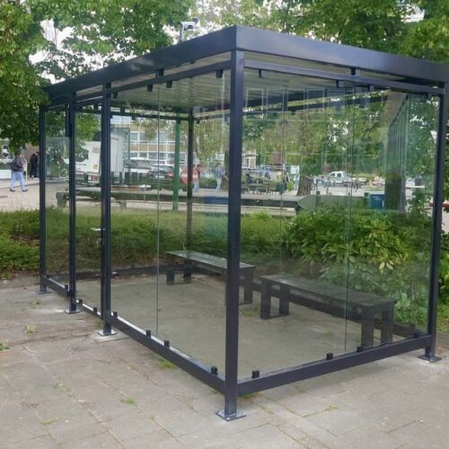 Rookoverkapping Myla 141 Rookoverkapping - rookabri Myla 4 x 2m. Gecoat in diepzwart ral 9005 met 2 zitbanken gecoat in ral 9005 model Danielle. Tevens is deze voorzien van een afsluitbare deur.