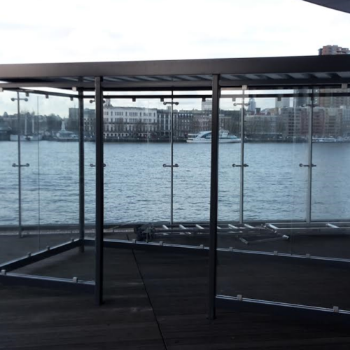 Rookoverkapping Myla 168 Moderne glazen rokersruimte op het WTC gebouw in Rotterdam