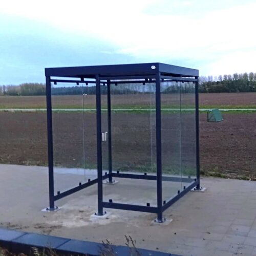 Rookoverkapping Myla Standaard 89 Deze rookoverkapping is niet alleen ideaal als rookruimte, maar ook als bescherming voor betaal- of parkeerautomaten dankzij de sterke staalconstructie. Ook deze rookabri staat in Zeeland