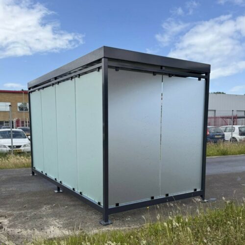 Rookoverkapping Myla 172 Rookoverkapping Myla 4x2m. Hier uitgevoerd met melkglas ipv helder glas biedt een stijlvolle en beschutte rookplek voor 8 tot 10 rokers.