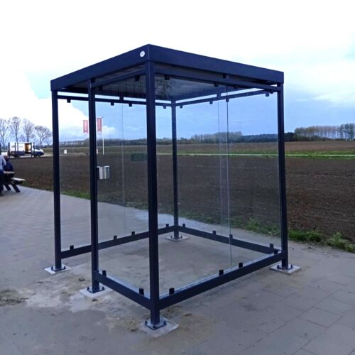 Rookoverkapping Myla Standaard 87 1 van de 4 die we geleverd en gemonteerd hebben in de provincie Zeeland. Deze robuuste rookabri is leverbaar in elke gewenste RAL-kleur, zodat de rookruimte perfect past bij uw bedrijfsidentiteit