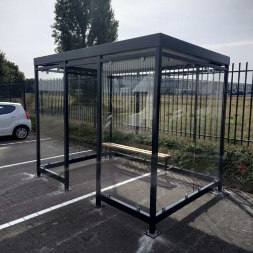 Rookoverkapping Myla 233 Praktisch in elk detail: de rookruimte is voorzien van een geïntegreerde hemelwaterafvoer via de staanders, zodat regenwater netjes wordt afgevoerd en de ruimte droog en gebruiksvriendelijk blijft.